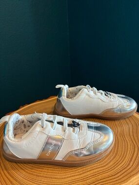 bebe White & Silver Kids Low-Top Sneakers size 10 toddler